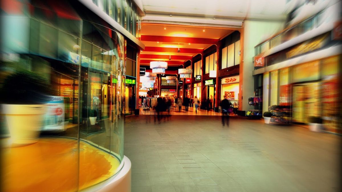 As lojas já começaram a se mudar para outros shoppings da região, enquanto outras migraram para o formato online (Demian Smit/Pexels)