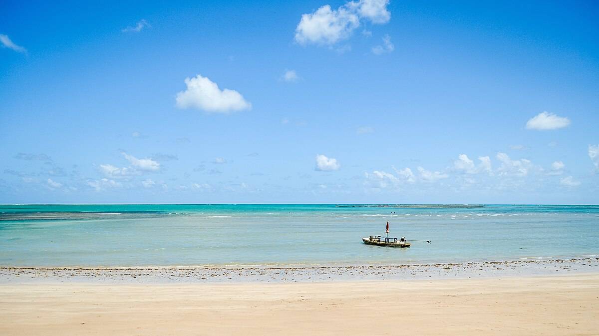 Do sossego ao luxo discreto: o litoral norte de Alagoas virou o refúgio preferido de famosos para a virada do ano. São Miguel dos Milagres, Porto de Pedras e Japaratinga reúnem praias quase desertas, piscinas naturais e o clima perfeito para quem quer celebrar longe dos holofotes/Wikimedia