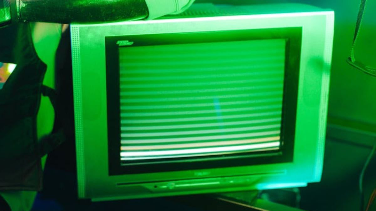 A prática de usar um conversor não apenas atualiza a televisão, como permite que usuários ainda consigam acessar plataformas de streaming, como Netflix e Prime Video (Yaroslav Shuraev/Pexels)