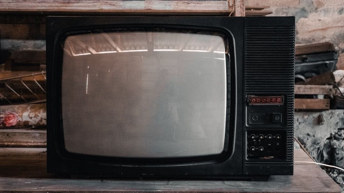 Basta usar um adaptador de HDMI para AV em dispositivos como TV Boxes, receptores de televisão a cabo, câmeras de segurança ou até mesmo consoles como PlayStation ou Xbox (Zulfugar Karimov/Pexels)