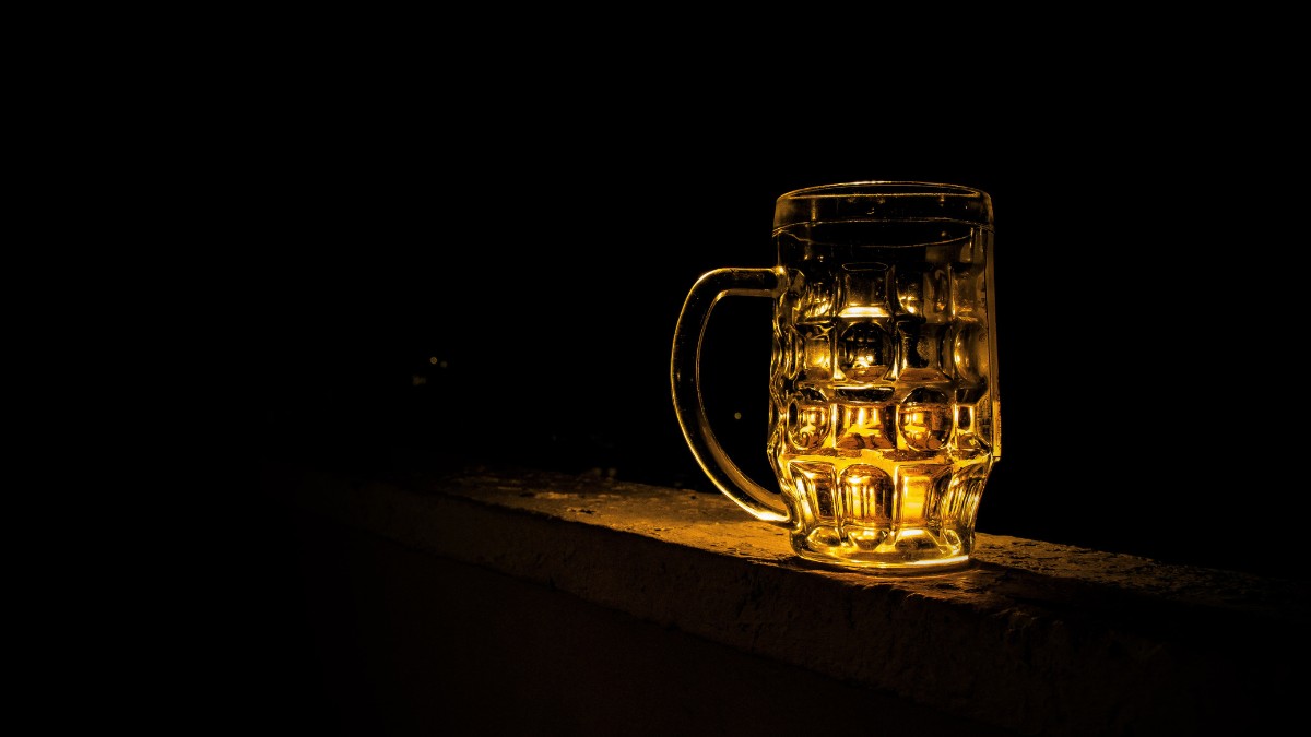 O álcool interfere no metabolismo ao priorizar sua digestão e atrasar a queima de gorduras / Pixabay