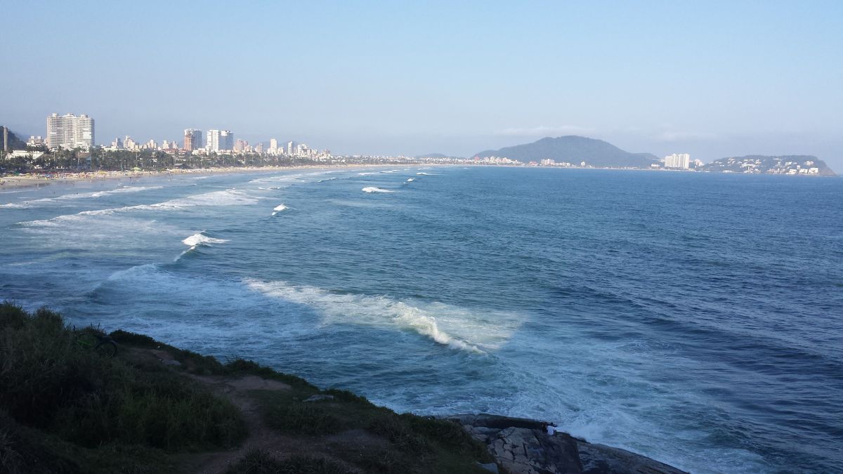 A Praia da Enseada estava lotada no fim da manhã, em um dia de forte calor e temperaturas acima dos 30 °C no litoral paulista/ JMGM/Wikimedia Commons
