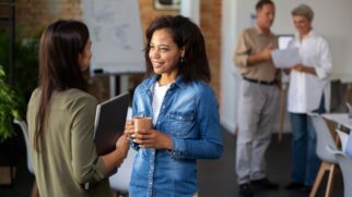 Profissionais adotam o 'coffee badging' ao marcar presença rápida no escritório antes de seguir o trabalho fora dele