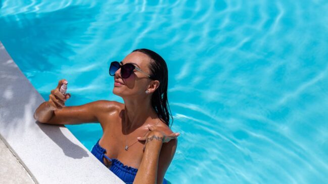 A tendência 'poolside skin' recria o brilho dourado e levemente molhado de quem acabou de sair da piscina, com foco em hidratação, luminosidade e um toque bronzeado natural