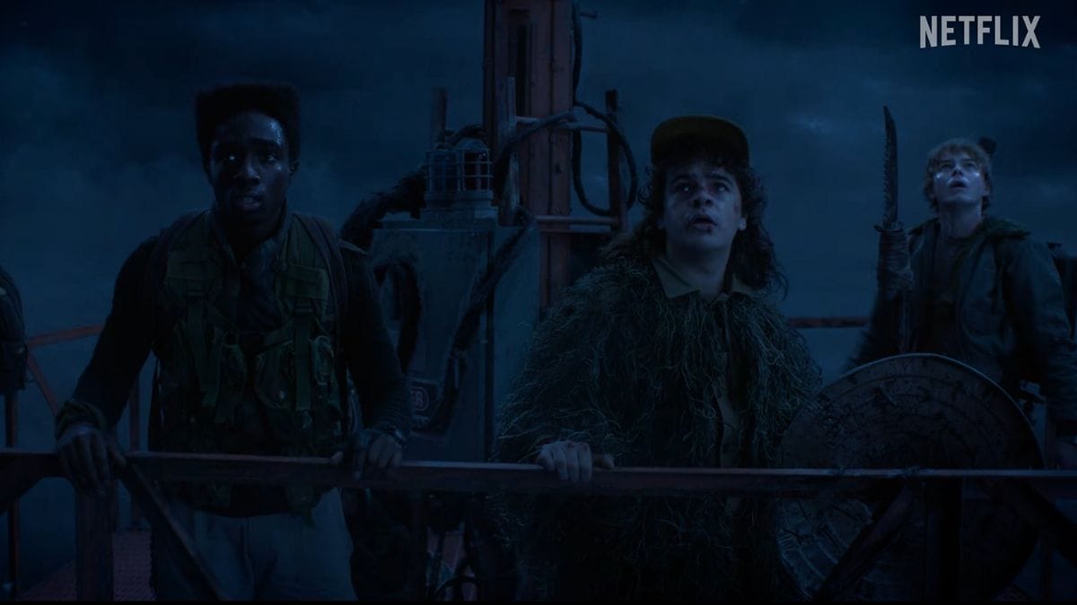 Lucas, Dustin e Jonathan enfrentam se preparam para a batalha final no Mundo Invertido enquanto o perigo avança/ Reprodução Youtube/Netflix