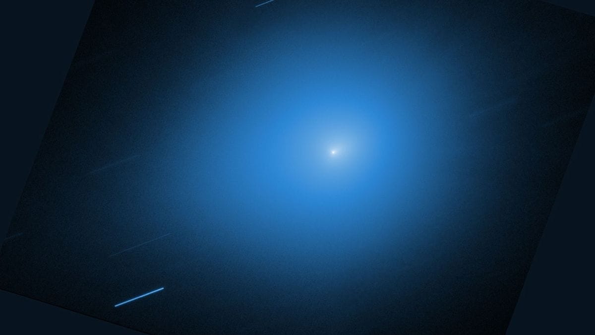 Imagem do cometa interestelar 3I/ATLAS captada pelo Hubble em 21 de julho de 2025 revela um invólucro de poeira com formato de lágrima envolvendo o núcleo gelado, quando o objeto estava a cerca de 446 milhões de quilômetros da Terra / NASA/ESA/UCLA/STScI