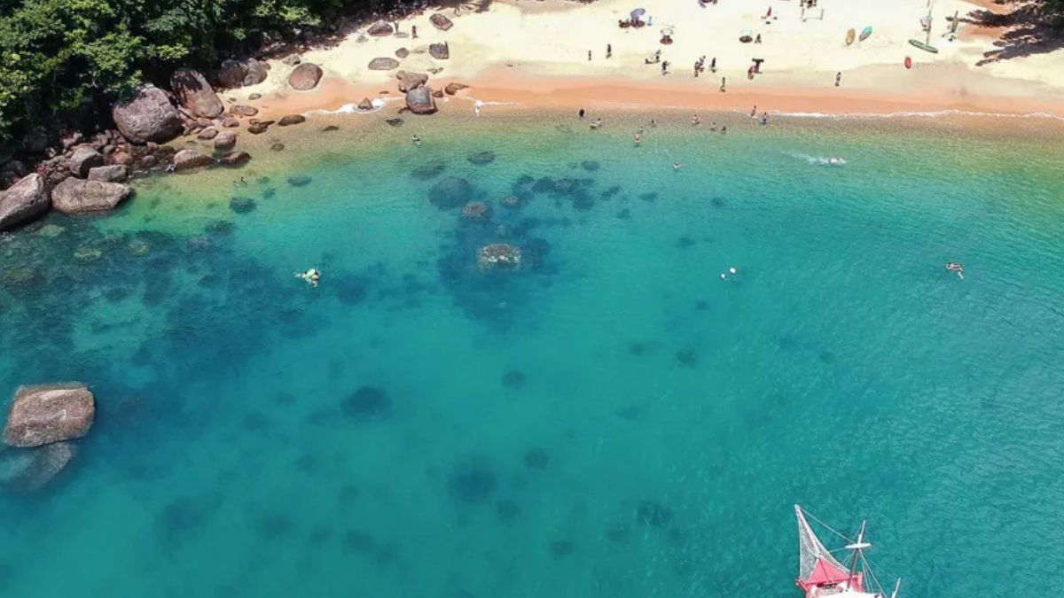 01 PRAIA DO CEDRO Localizada a cerca de 5 km do centro de Ubatuba, a Praia do Cedro é considerada um dos refúgios mais preservados e charmosos do litoral norte paulista/CKTuristando