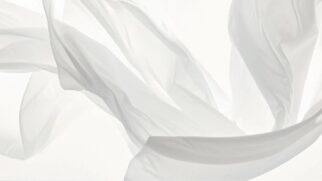 Cloud Dancer, um branco suave e etéreo, reflete o desejo coletivo por calma, simplicidade e novas formas de viver.
