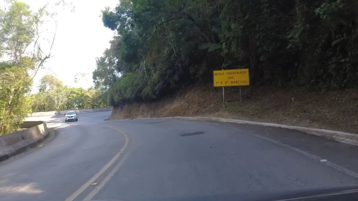 Centenas de calotas se acumulam às margens da Rodovia Oswaldo Cruz, sobretudo no trecho de serra / Reprodução Youtube/Rolê Gravado