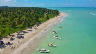 Águas transparentes, areia branca e piscinas naturais formam um cenário de tirar o fôlego