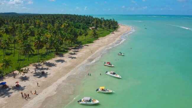 Águas transparentes, areia branca e piscinas naturais formam um cenário de tirar o fôlego