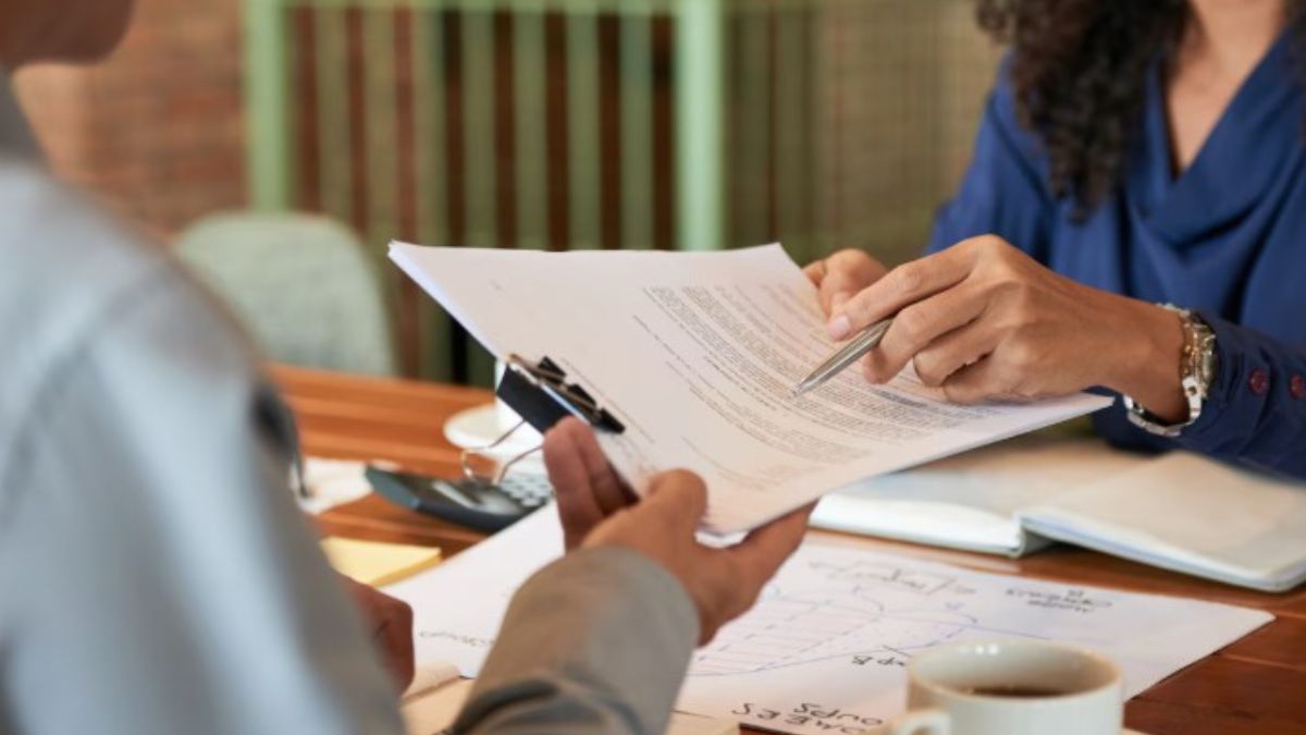 Você sabia que o aluguel de temporada tem um prazo máximo? Segundo a Lei do Inquilinato, o contrato pode ter qualquer duração, desde que não ultrapasse 90 dias. Fique atento para garantir que sua estadia se enquadre nesta modalidade jurídica / Freepik