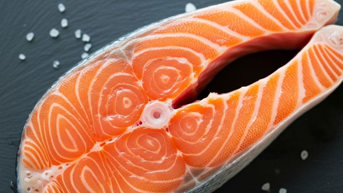 O salmão selvagem é indicado como a opção mais saudável por ter uma alimentação natural e menos exposição a substâncias sintéticas