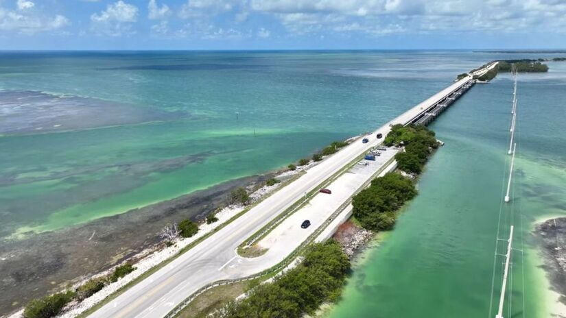 O trajeto proporciona vistas impressionantes, atravessando o oceano por pontes e trechos elevados