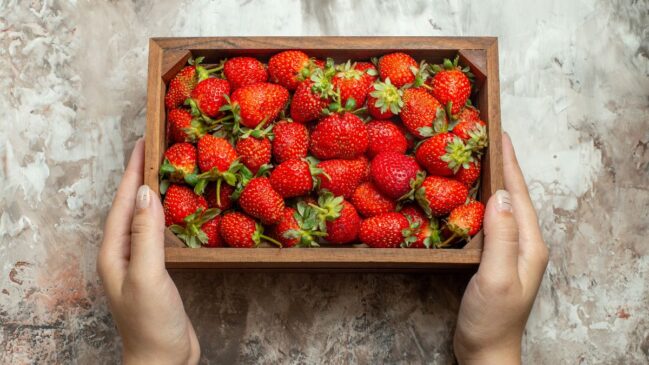 Lavar os morangos com solução de bicarbonato é a forma mais eficaz de eliminar pesticidas da superfície da fruta
