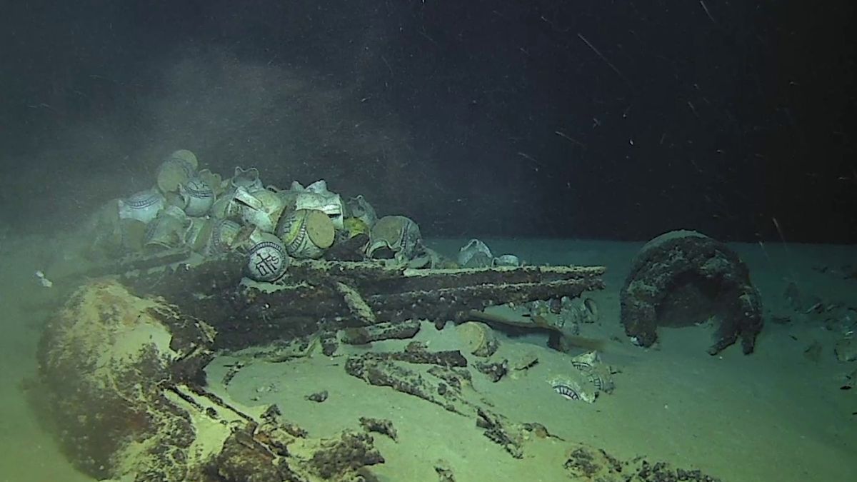 A 2,5 mil metros de profundidade, o navio 'Camarat 4' repousa intacto, protegido por condições naturais que congelaram sua história no tempo