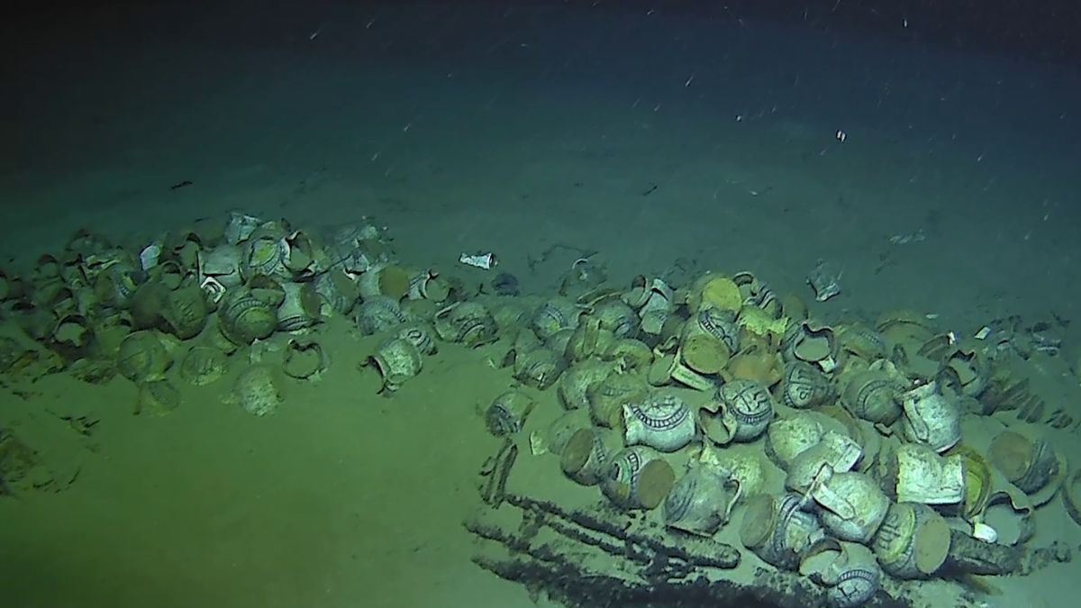 As jarras renascentistas espalhadas pelo fundo do Mediterrâneo revelam a dimensão da carga preservada a 2.567 metros de profundidade, onde o silêncio abissal congelou séculos de história/ Reprodução Facebook/Drassm