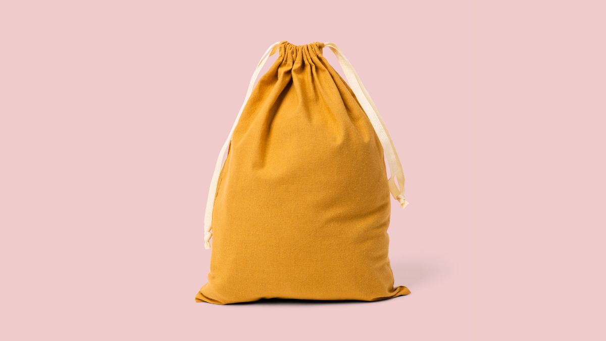 1 saquinho de tecido amarelo Pode ser comprado em lojas de artesanato ou costurado em casa; a cor amarela simboliza prosperidade e atrai boas energias financeiras/ rawpixel.com/Freepik