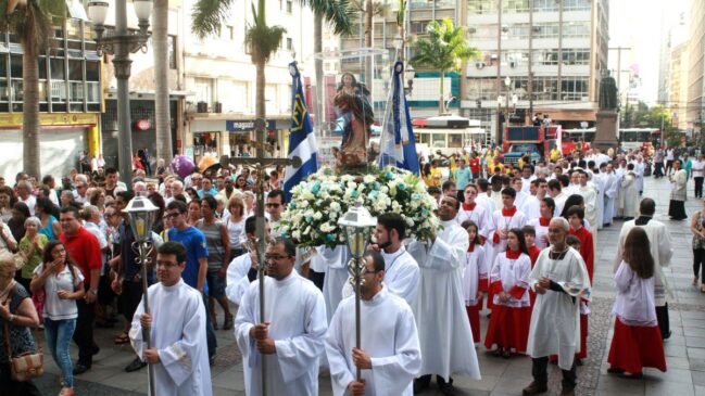 Feriado de 8 de dezembro altera a rotina em diversas cidades brasileiras; celebrações religiosas e datas locais garantem folga e impactam o expediente de trabalhadores em 27 municípios