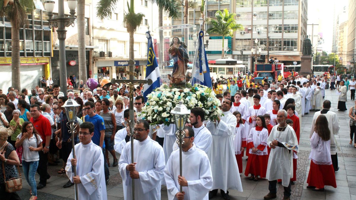 Feriado de 8 de dezembro altera a rotina em diversas cidades brasileiras; celebrações religiosas e datas locais garantem folga e impactam o expediente de trabalhadores em 27 municípios