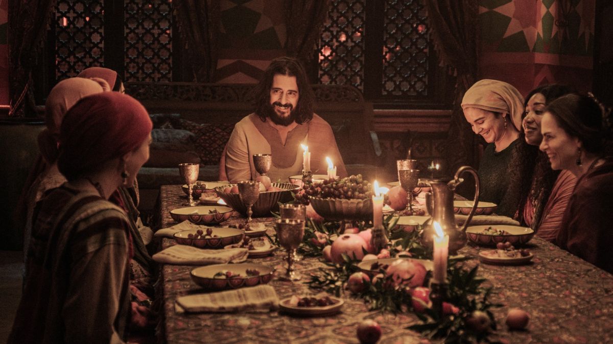 Registro de uma das reuniões festivas mostradas na série, destacando a convivência e os vínculos entre os personagens/ Reprodução Facebook/The Chosen