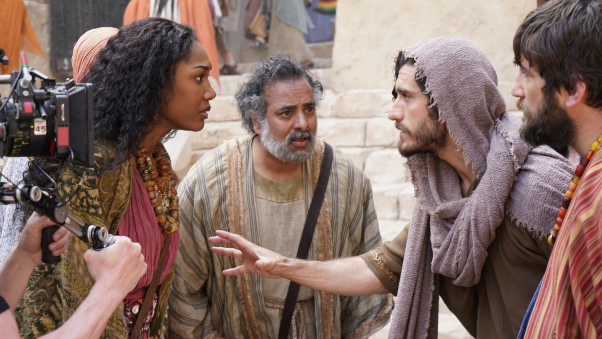 Bastidores de gravação de The Chosen, mostrando a preparação do elenco para cenas emocionalmente intensas/ Reprodução Facebook/The Chosen