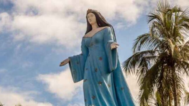 Fiéis e turistas se reúnem na Praia do Centro para as homenagens à Iemanjá, tradição que atravessa gerações em Caraguatatuba