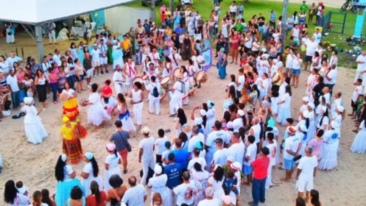 Fiéis e integrantes de casas religiosas se reúnem na Praia do Centro em um grande círculo de cânticos e danças durante a Festa de Iemanjá/ Prefeitura Municipal de Caraguatatuba