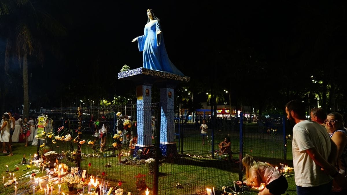 Homenagens e velas iluminam o entorno do monumento de Iemanjá, ponto central das celebrações em Caraguatatuba/ Prefeitura Municipal de Caraguatatuba