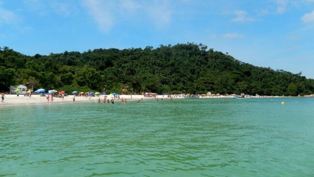 Visitantes na Ilha do Campeche, que terá novas regras de acesso e limite diário de 800 pessoas a partir do verão de 2026