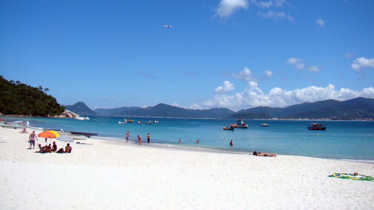 Praia da Ilha do Campeche, conhecida como "Caribe catarinense", que agora exige bilhete virtual e segue regras específicas de acesso entre 9h e 17h/ Luluhgomes/Wikimedia Commons