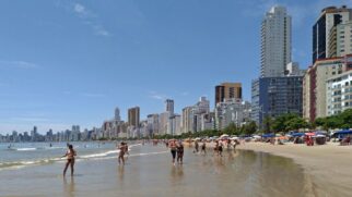 Destino badalado esconde problemas ambientais que colocaram a praia no topo da lista das mais decepcionantes