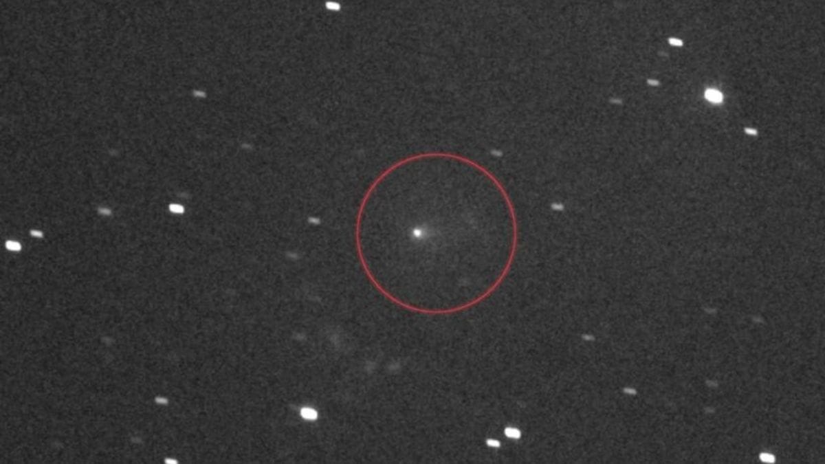 O cometa interestelar 3I/ATLAS aparece em destaque no registro feito pela câmera pancromática L'LORRI, da sonda Lucy, em 16 de setembro de 2025, evidenciando sua coma difusa e a cauda de gás durante a aproximação de Marte, a 386 milhões de quilômetros da espaçonave / NASA/Goddard/SwRI/JHU-APL