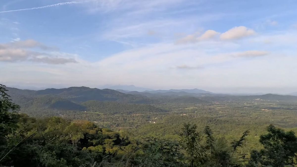 A rota atravessa a Serra do Mar paranaense em uma das ferrovias mais antigas e preservadas do Brasil, inaugurada em 1885