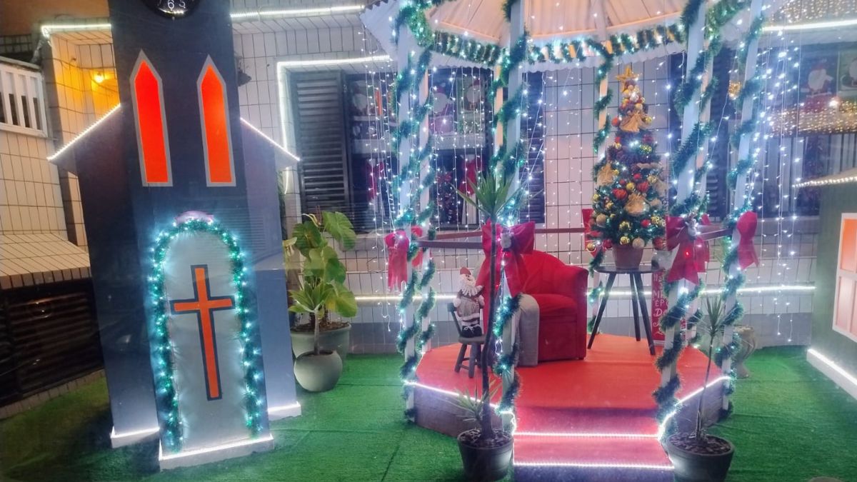 O amor pelo Natal veio de sua mãe e, hoje, ela aprimora a decoração com a ajuda da família para presentear a vizinhança com esse cenário mágico/Divulgação
