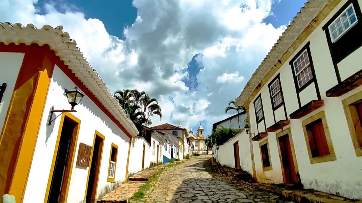 Suas ruas de pedra, casarões e igrejas barrocas refletem a prosperidade da antiga São José del Rei
