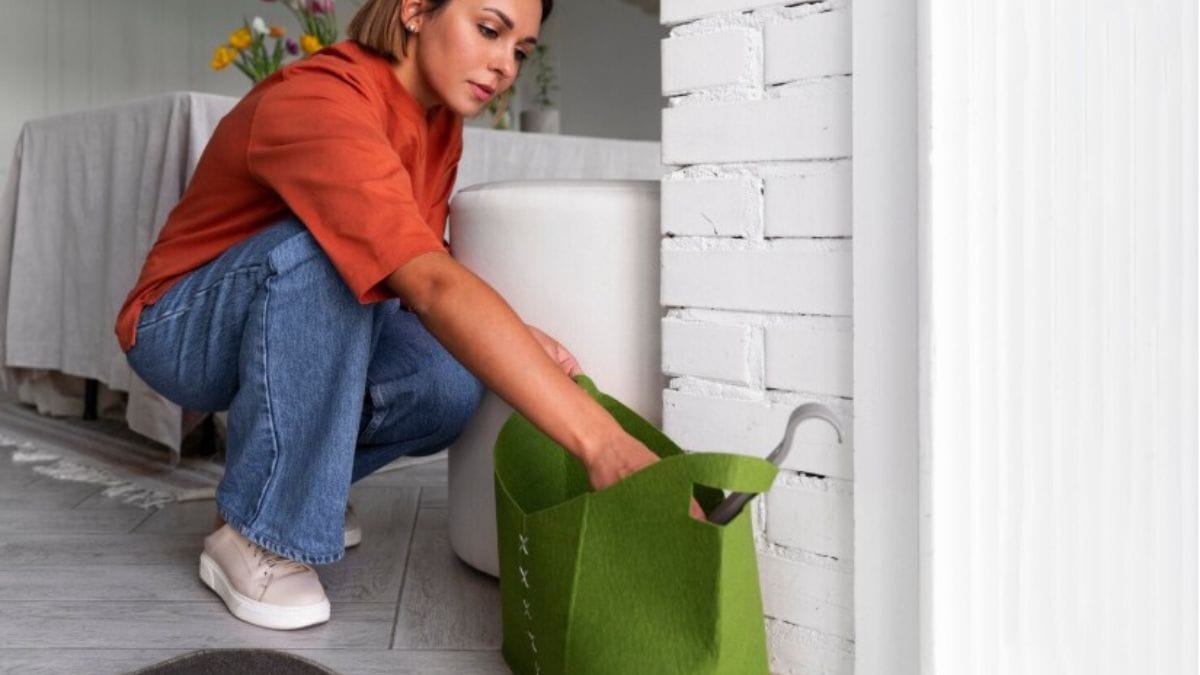 A separação correta de resíduos dentro de casa facilita a reciclagem e diminui o volume de lixo enviado aos aterros. /Freepik