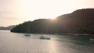 Praia do Cantagalo, conhecida como Praia dos Vagabundos, é uma das áreas mais tranquilas
