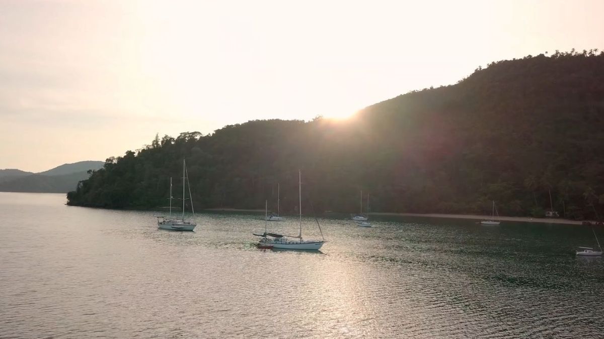 Praia do Cantagalo, conhecida como Praia dos Vagabundos, é uma das áreas mais tranquilas