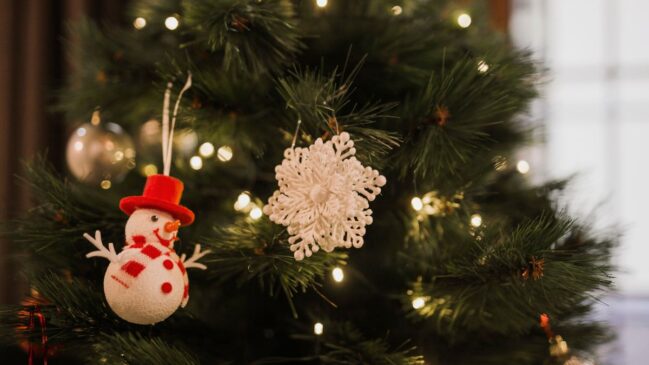 Cores, formatos e até o estado dos adornos podem mudar o clima do ambiente durante o Natal, apontam especialistas