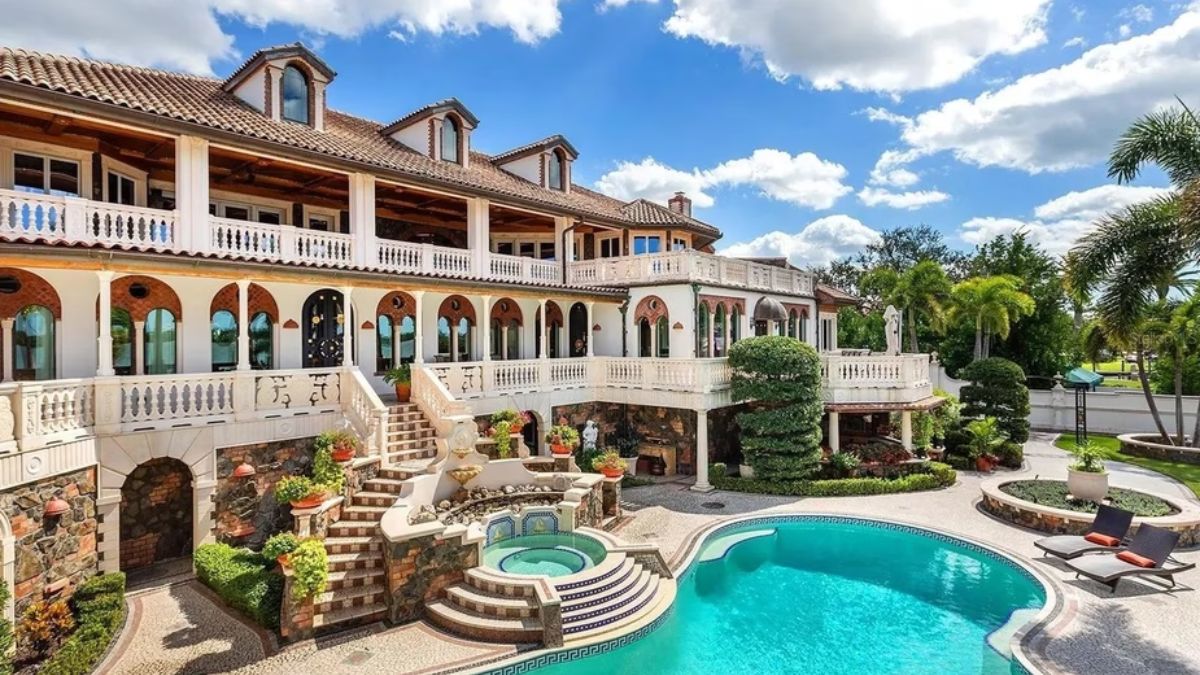 Mansão renascentista à beira da Baía de Roberts, listada por US$ 26,4 milhões em Sarasota