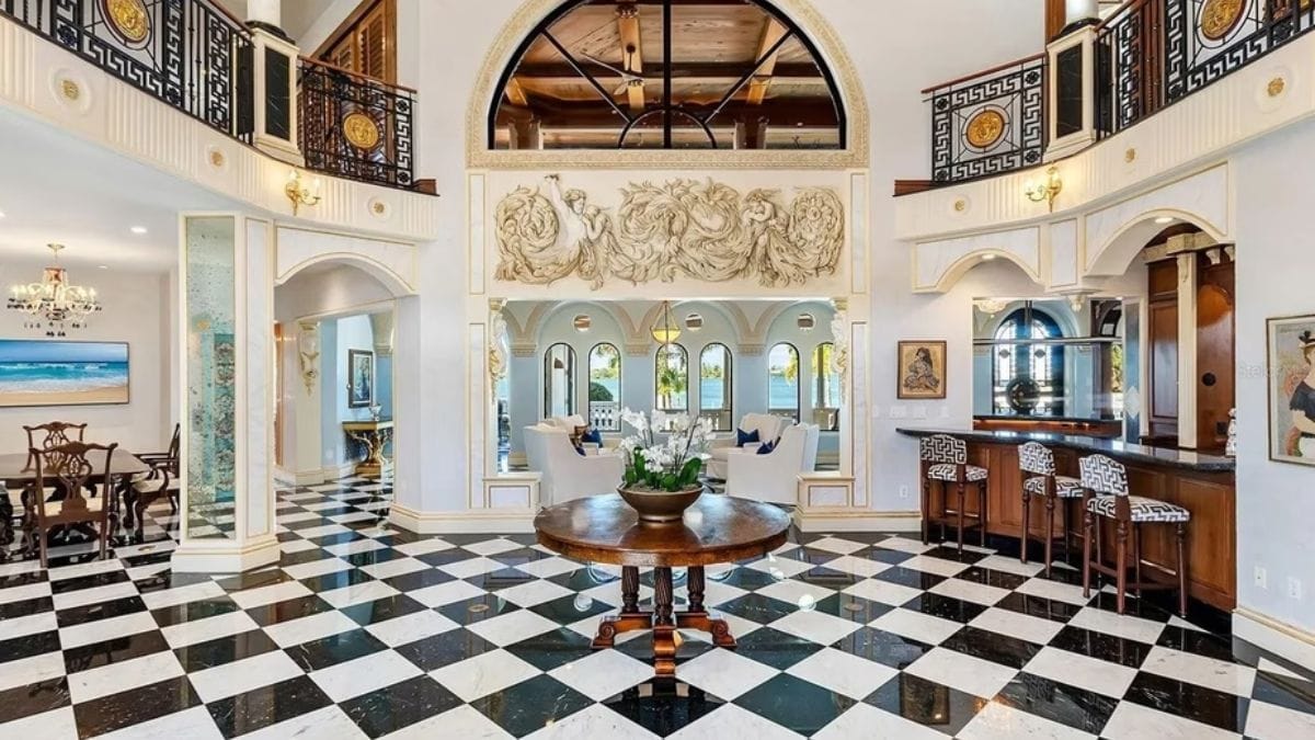 A entrada grandiosa de dois andares tem detalhes em ouro 24 quilates e vista para a água/ Realtor.com