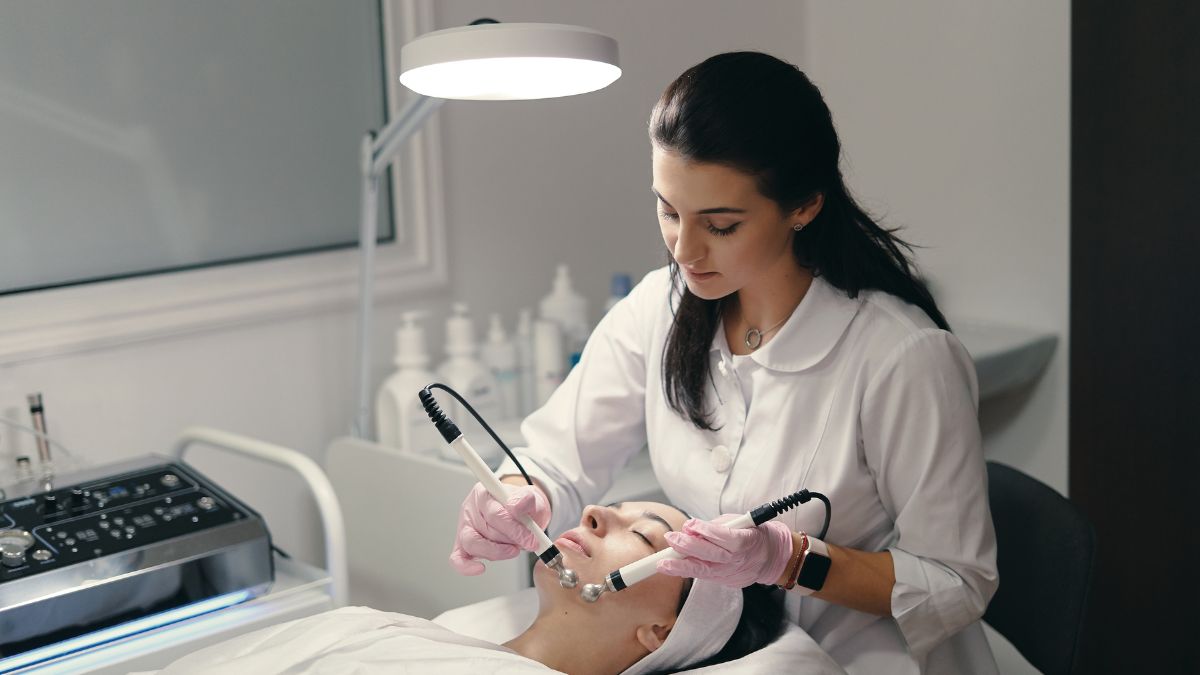 Novas tecnologias estimulam células de gordura para devolver volume natural ao rosto, reforçando contorno e firmeza com efeito lifting/ ArthurHidden/Freepik