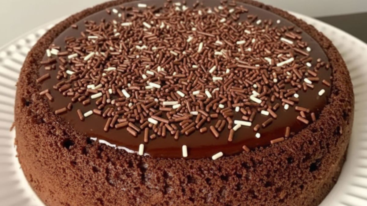 O chocolate granulado adiciona um toque tradicional e deixa o bolo ainda mais convidativo, perfeito para quem gosta de sobremesas com visual marcante/ Gerado por IA/Gemini