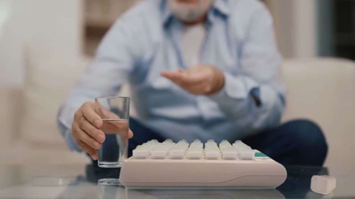 Tecnologia brasileira monitora horários, registra a ingestão de medicamentos e ajuda a reduzir erros no tratamento de idosos e pacientes crônicos