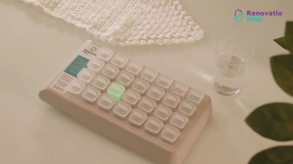 Organizador inteligente de medicamentos sinaliza o horário correto da ingestão e registra cada acesso automaticamente/ Reprodução Youtube/RenovatioMed