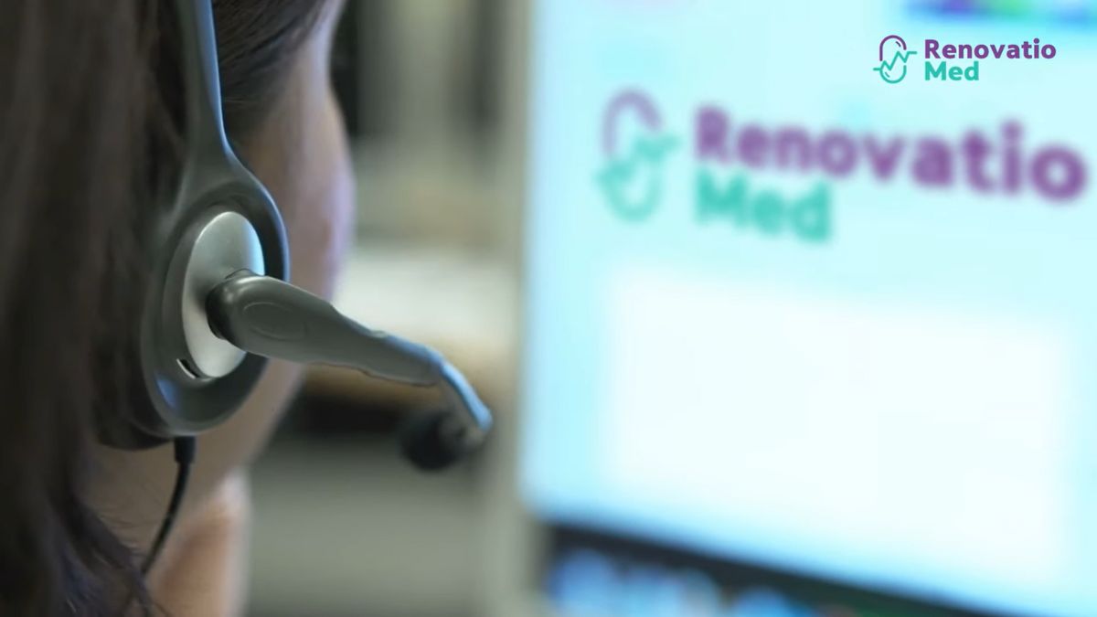 Equipe da RenovatioMed oferece suporte contínuo, orientando pacientes e familiares no uso do dispositivo e na interpretação dos dados do tratamento/ Reprodução Youtube/RenovatioMed