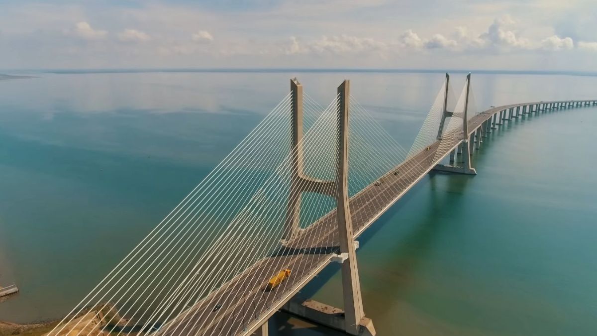Construída sobre o estuário do rio Tejo, a obra exigiu um investimento estimado em 900 milhões de euros