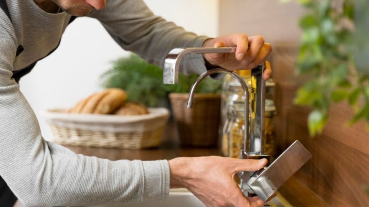 Evite sustos na conta final! Custos adicionais como água, luz, gás e taxas de condomínio devem ser informados previamente ao locatário. A clareza sobre os gastos extras é fundamental para o planejamento da sua viagem / Freepik