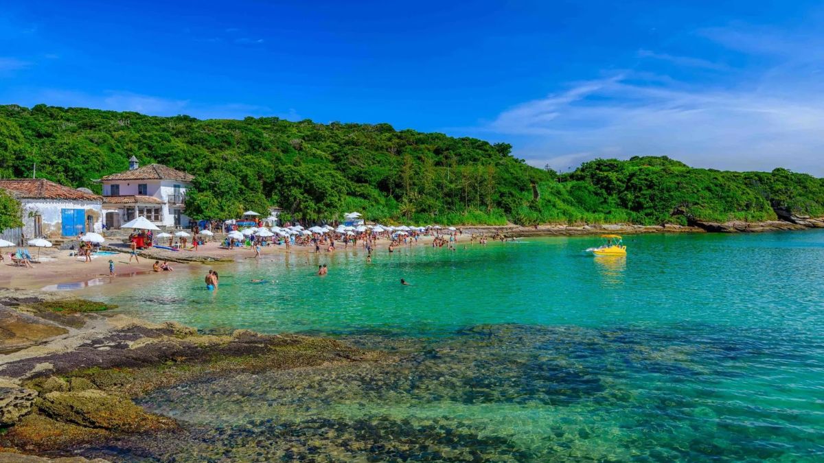 Com sol predominante e temperaturas médias acima dos 25 °C, a cidade é uma escolha frequente tanto no verão quanto na baixa temporada, quando os preços ficam mais acessíveis/Reprodução abracadabrahotel